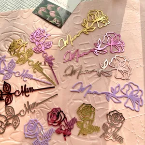 Cake toppers florales de acrílico con texto Mum, perfectos para el Día de la Madre.