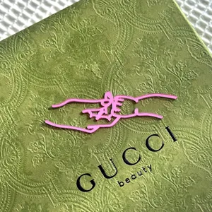 Pink acrylic cake topper with ribbon hands design for Mother's Day party dessert decoration