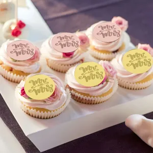 Στρογγυλά τοπ για cupcakes Mr and Mrs σε χρυσό και ροζ για γάμο και πάρτι αρραβώνα.