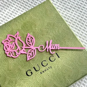 Topper de tarta de rosa acrílica con texto Mum, perfecto para decoración del día de la madre.