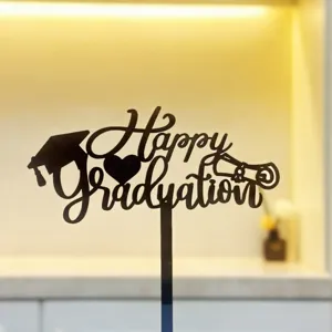 Detailansicht des schwarzen Acryl Happy Graduation Kuchendekors für tolle Abschlussfeiern.