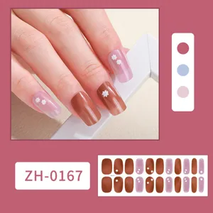 Vista detallada de envolturas de uñas degradadas con bonitos diseños florales para manicura.
