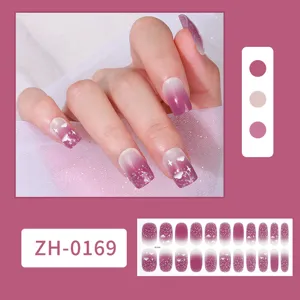 Detalle de pegatinas de uñas degradadas moradas con diseño de nubes y estrellas con brillo.