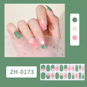 Vista detallada de pegatinas de uñas degradadas en rosa y verde con diseño de corazón.