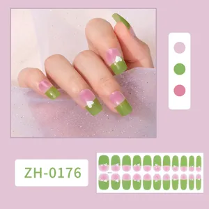 Pegatinas de uñas degradadas con corazones blancos y detalles de diamantes para manicura elegante.