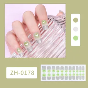 Pegatinas de uñas degradadas verdes con purpurina plateada y corazones blancos