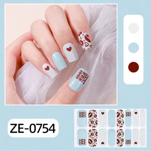 Vue détaillée des autocollants d'ongles romantiques motif cœur et amour avec feuille.