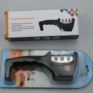 3-traps keukenmessen slijper met ergonomische handgreep en keramische sleuven voor snel slijpen.