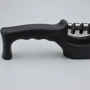 Gedetailleerd overzicht van de 3-traps messenslijper met ergonomische handgreep en sleuven.