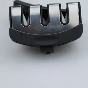 Meertraps keukenmessen slijper accessoire met duurzame metalen gleuven en ergonomische kunststof basis.