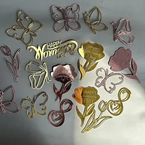 Détail du lot de décorations de gâteau en acrylique pour la journée des femmes dorées.