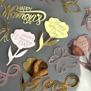 Vue détaillée de cake toppers en acrylique style INS, avec des motifs de fleurs et de papillons.