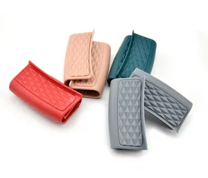 Silicone anti-scald clip detail, diamond texture design for kitchen baking and oven use.