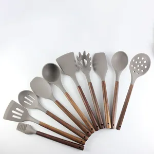 Ensemble d'ustensiles de cuisine en silicone avec manches en bois, spatules et cuillères.