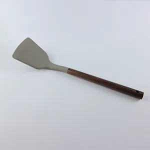 Spatule de cuisine en silicone avec manche en bois, tête grise, détail ustensile plat