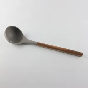 Louche à soupe en silicone avec manche en bois, cuillère de cuisine résistante détail.