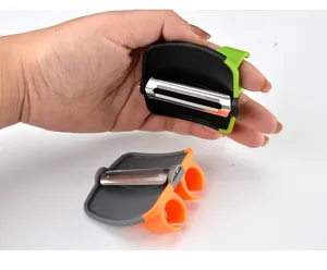 Vue détaillée de l'économe ergonomique innovant pour les doigts avec une lame en acier.