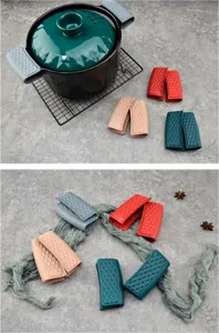 Silicone pot handle clip, diamond pattern anti-scald mitt for kitchen oven, heat insulation.
