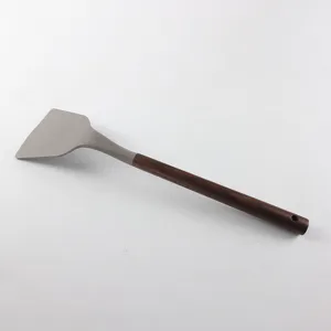 Spatule en silicone avec manche en bois pour cuisine, ustensile de cuisson résistant à la chaleur.