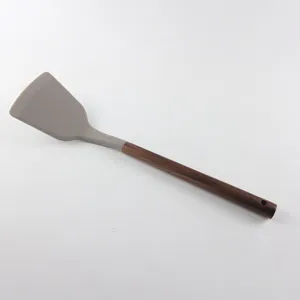 Spatule en silicone avec manche en bois de noyer ustensile de cuisine design détail