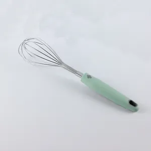 Batidor de alambre de cocina de acero inoxidable con mango verde ergonómico para repostería.