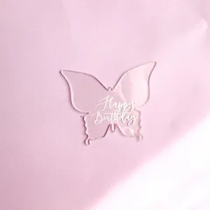 Gros plan detaille sur la decoration de gateau papillon en acrylique transparent fete.