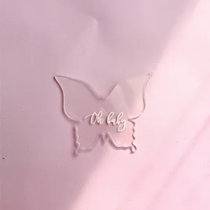 Gros plan clair de la décoration de cupcake papillon en acrylique avec texte oh baby.