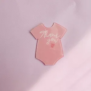 Décoration de cupcake en forme de body rose avec texte merci, gros plan détail pour fête.
