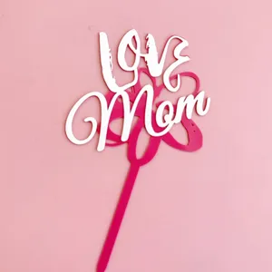 Detalle de topper para pastel Love Mom acrílico, perfecto para fiesta del Día de la Madre.