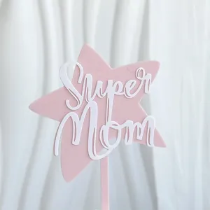 Detalle de adorno para tarta acrilico, estrella rosa con texto super mom blanco, decoracion.