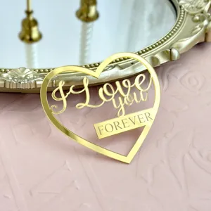 Gros plan sur le cake topper cœur en acrylique doré, détail pour décor de fête sucré.