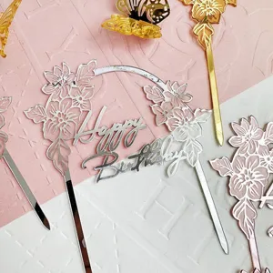 Detailaufnahme des Acryl Bogen Geburtstag Kuchentoppers mit filigranem Blumendesign.