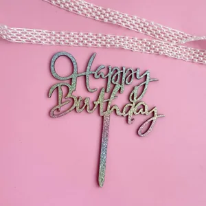 Détail de cake topper Happy Birthday pailleté, design papier iridescent pour fête.