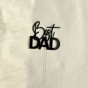 Primo piano dettaglio del topper per torta Best DAD in acrilico nero con asta trasparente.