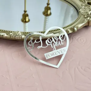 Détail de topper de gâteau coeur en acrylique, miroir argent, design d'amour romantique.