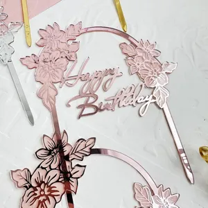 Roségold Acryl Bogen Happy Birthday Kuchendeckel Detail Nahaufnahme, elegante Party-Dessertdeko.