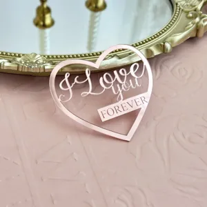 Decorateur de gateau en acrylique miroir or rose coeur gros plan pour fete d'anniversaire.