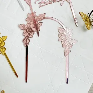 Roségoldener Acryl Bogen Tortenaufsatz mit feiner Blumengravur für Geburtstagsdeko.