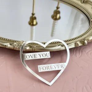 Gros plan détaillé d'un topper de gâteau en acrylique miroir argenté avec texte.