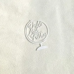 Primo piano dettagliato del topper per torta in acrilico bianco con design del testo.