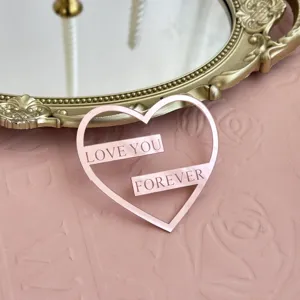 Cake topper coeur en acrylique rose avec texte pour decoration de fete d'anniversaire.