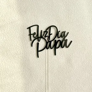 Dettaglio del topper per torta Feliz Dia Papa in acrilico nero per la festa del papà.