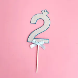Ασημένιο glitter topper τούρτας αριθμός 2 με μπλε φιόγκο και κορώνα για πάρτι γενεθλίων