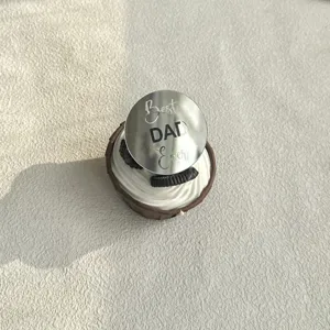 Vista dettagliata topper cupcake in acrilico con design Best DAD Ever per festa del papas.