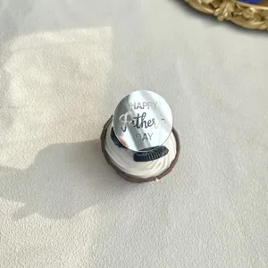Dettaglio topper per torta in acrilico Festa del Papà, decorazione torta effetto specchio.
