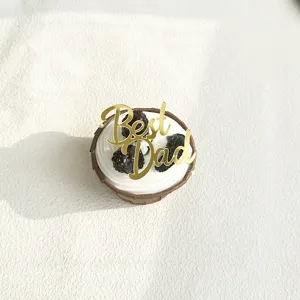 Vista dettagliata ravvicinata del cake topper dorato Best Dad sulla crema bianca.