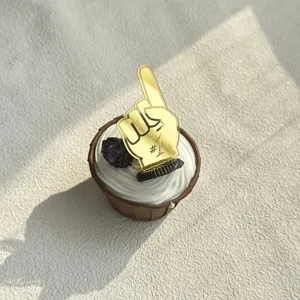 Dettaglio cake topper in acrilico dorato a forma di dito, #1 decorazione cupcake.
