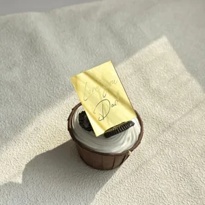 Primo piano dettagliato del topper per cupcake per la festa del papà in acrilico dorato.