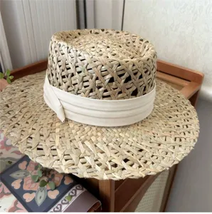 Dettaglio cappello di paglia cavo francese, tesa larga, cappello da sole estivo stile naturale.