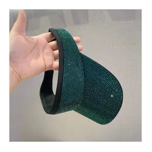 Vista detallada del elegante sombrero parasol vacío de pedrería verde oscuro con cristales brillantes